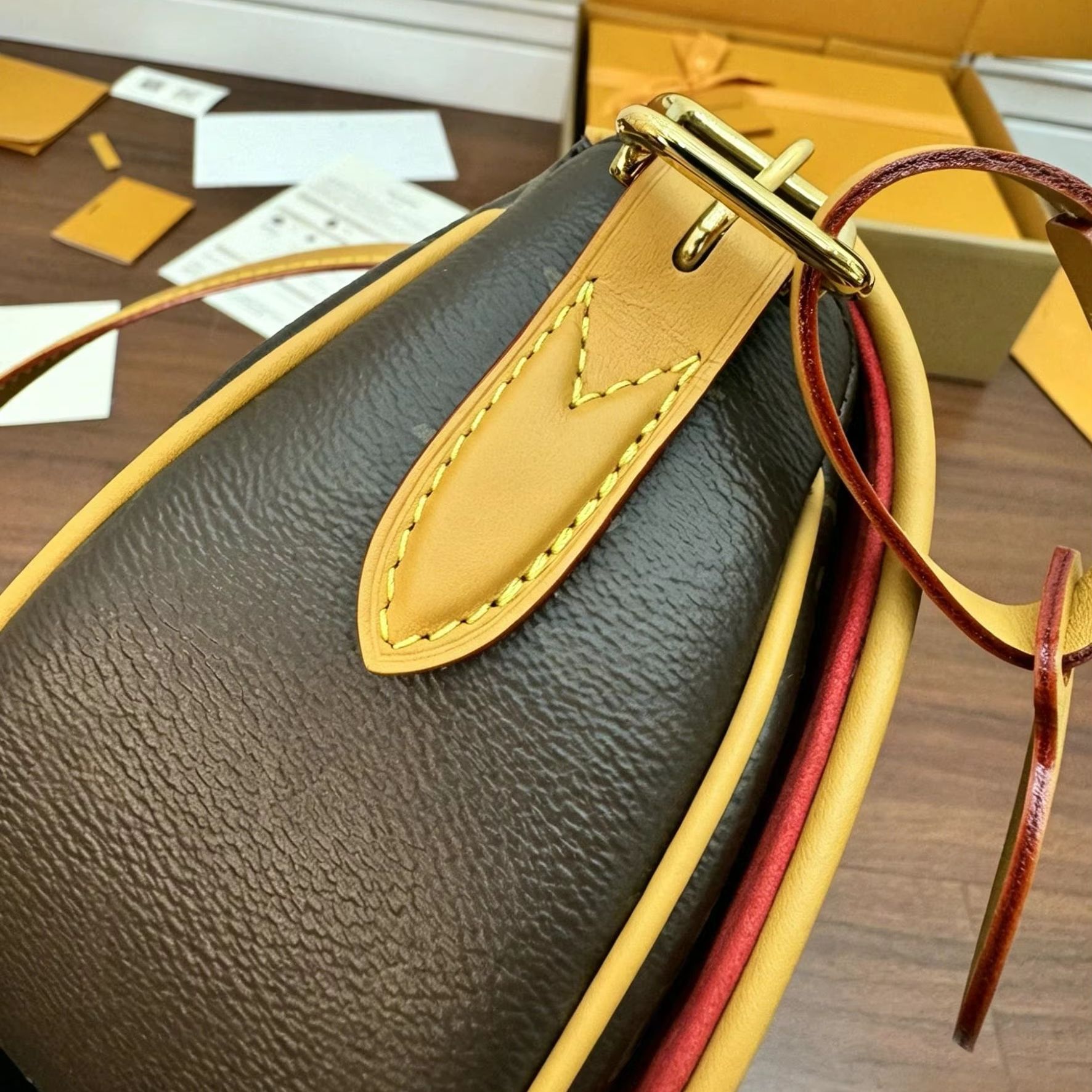 Tote Bag Leather Monogram - กระเป๋าสะพายข้างทรงกระบอกผ้าแคนวาสลายโมโนแกรม, กระเป๋าถือมินิสุดหรูแบบใช้งานได้หลากหลาย