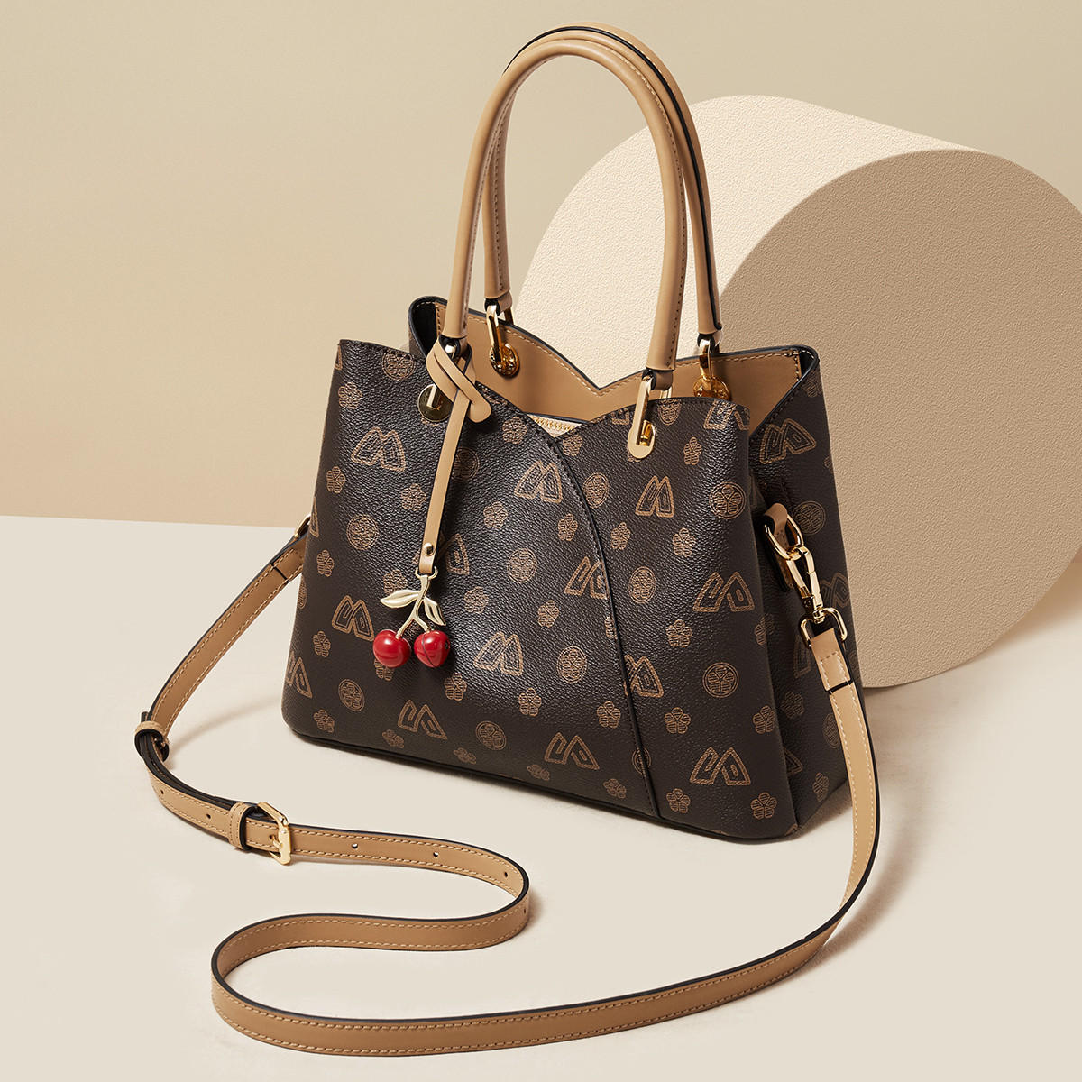 Tote Bag Leather Monogram - SAFIYA กระเป๋าสะพายไหล่ผู้หญิงหนัง PVC กระเป๋าโท้ทลายโมโนแกรมสไตล์วินเทจความจุขนาดใหญ่กระเป๋าถือจี้เชอร์รี่สำหรับสุภาพสตรี